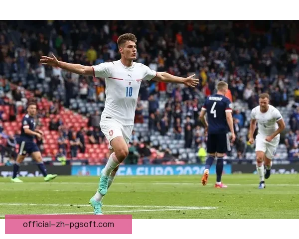希克欧洲杯上演惊天超远距离吊射震撼全场球迷